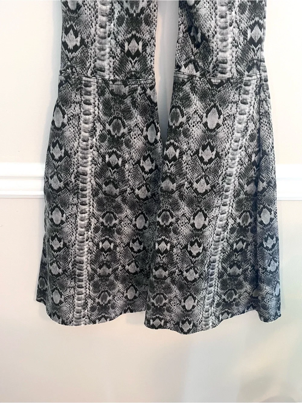 We The Free Women’s Just Float On High Waisted Snakeskin Flare Jeans 24 FP